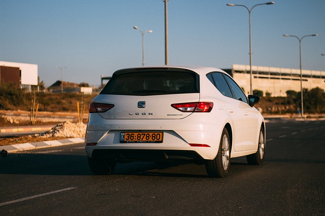 bílý seat leon.jpg